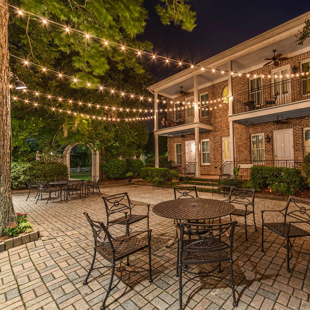 Beaufort-Inn-Garden-Courtyard-at-Night